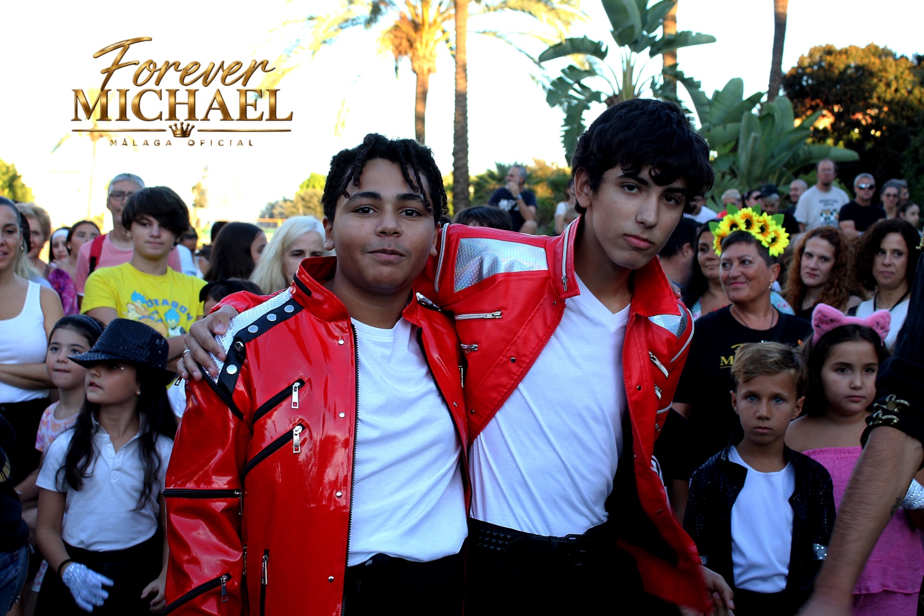 Bailarines con chaquetas rojas juntos