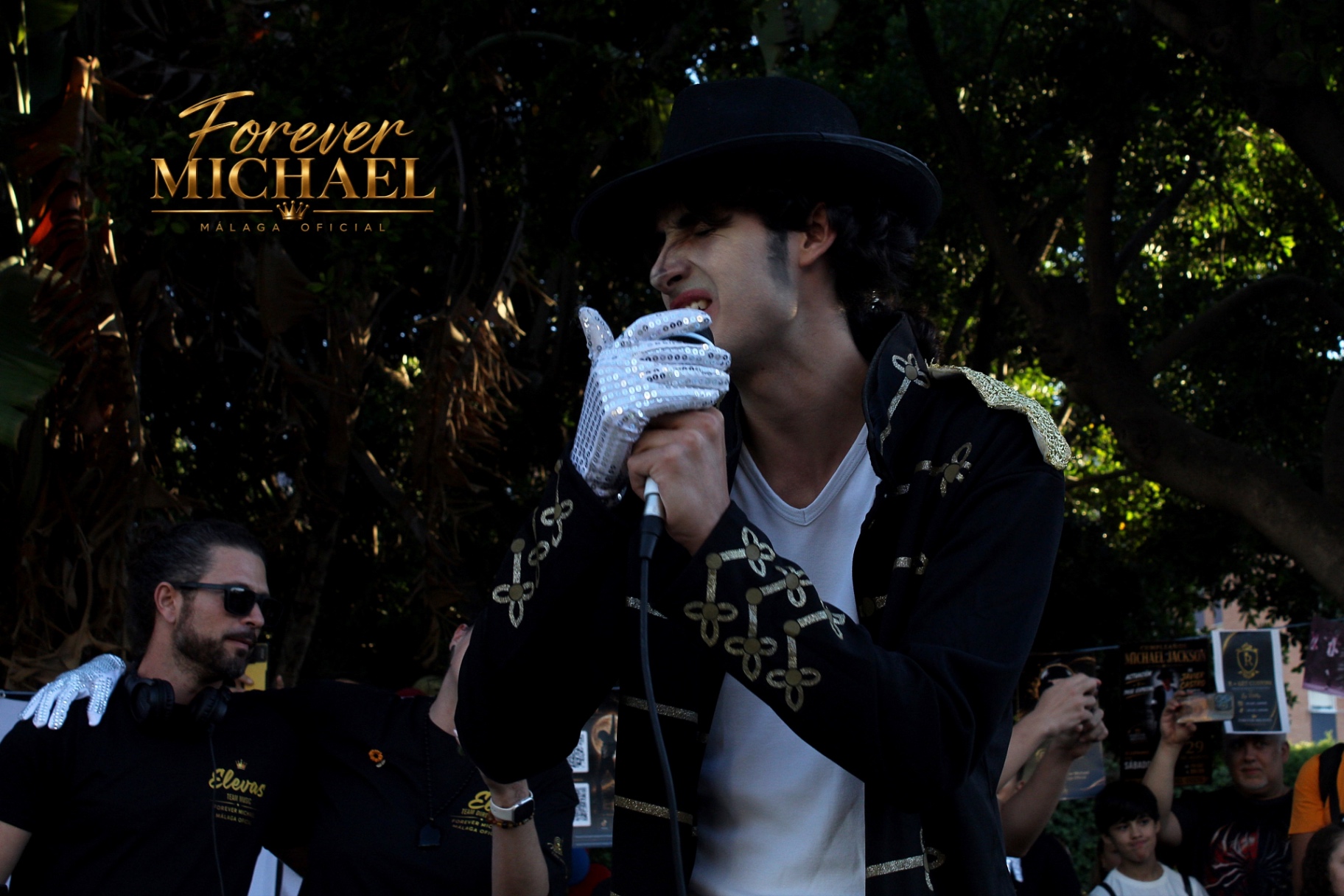 Cantante del tributo en plena actuacion