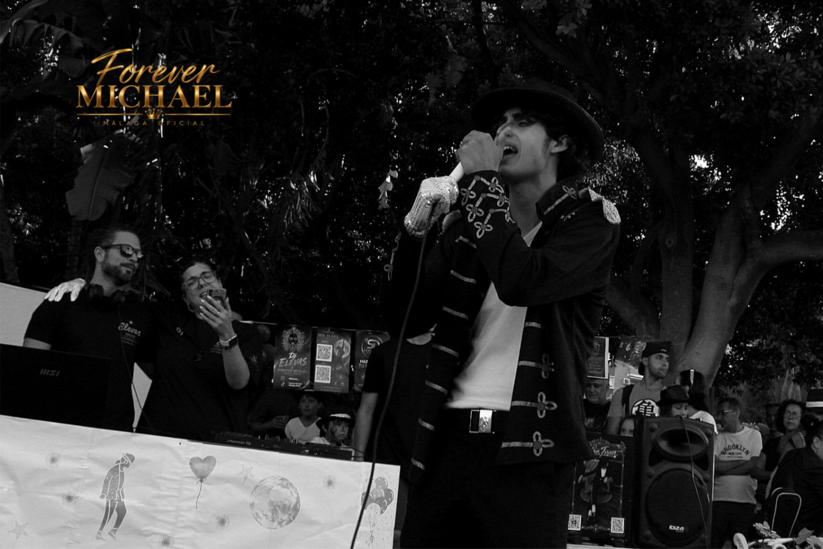 Cantante con chaqueta negra durante la actuacion