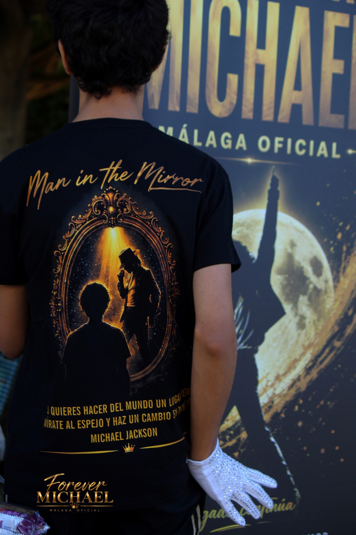 Detalle de la camiseta Man in the Mirror por detras