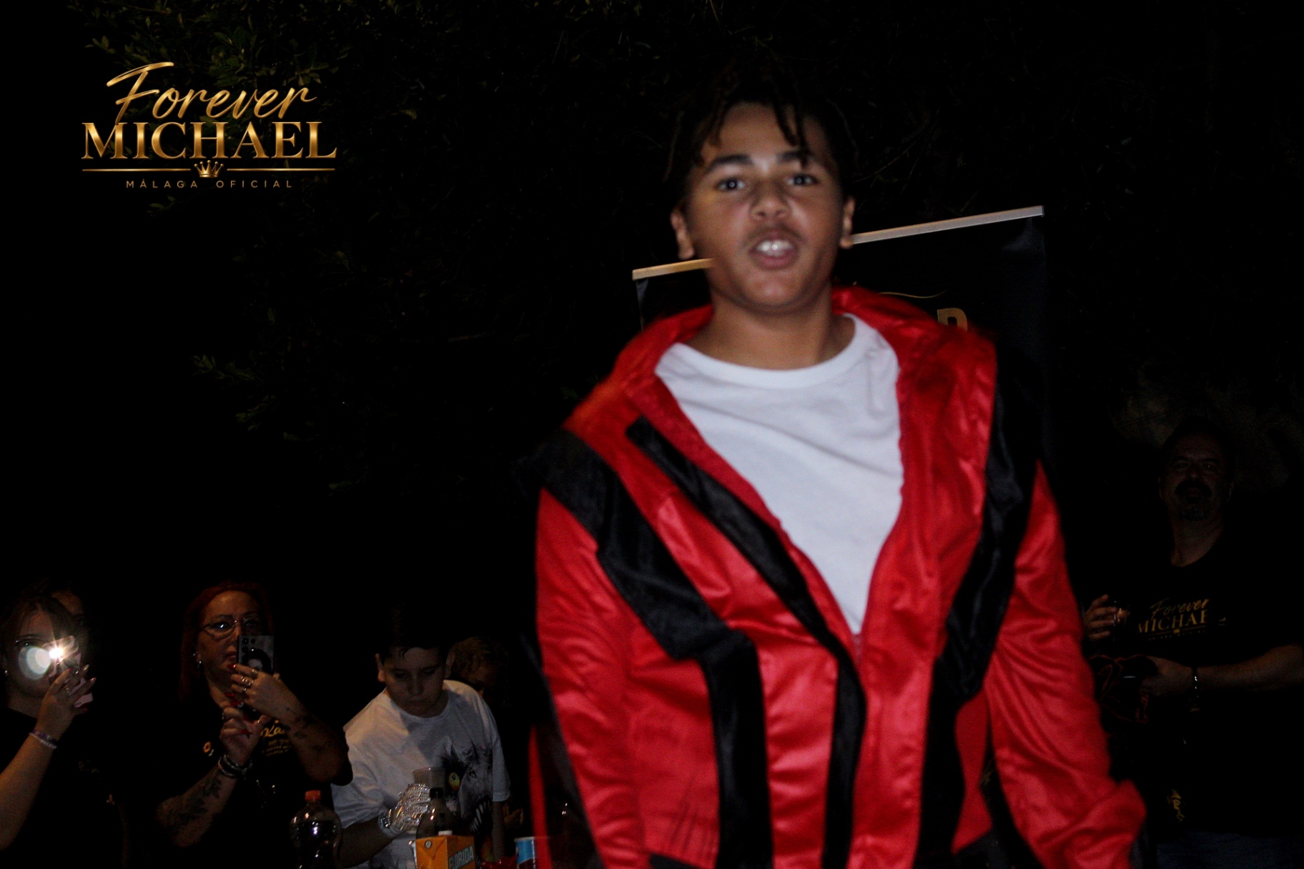 Actuacion con chaqueta roja durante Neverland Party