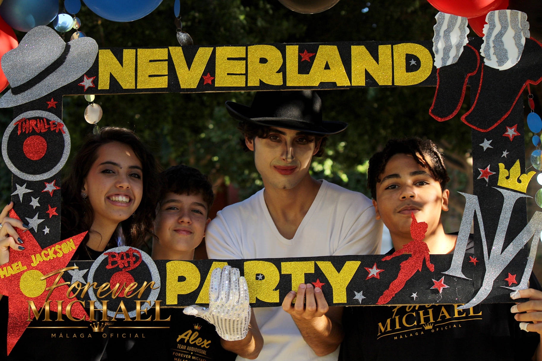 Familia sonriendo dentro del marco de Neverland Party