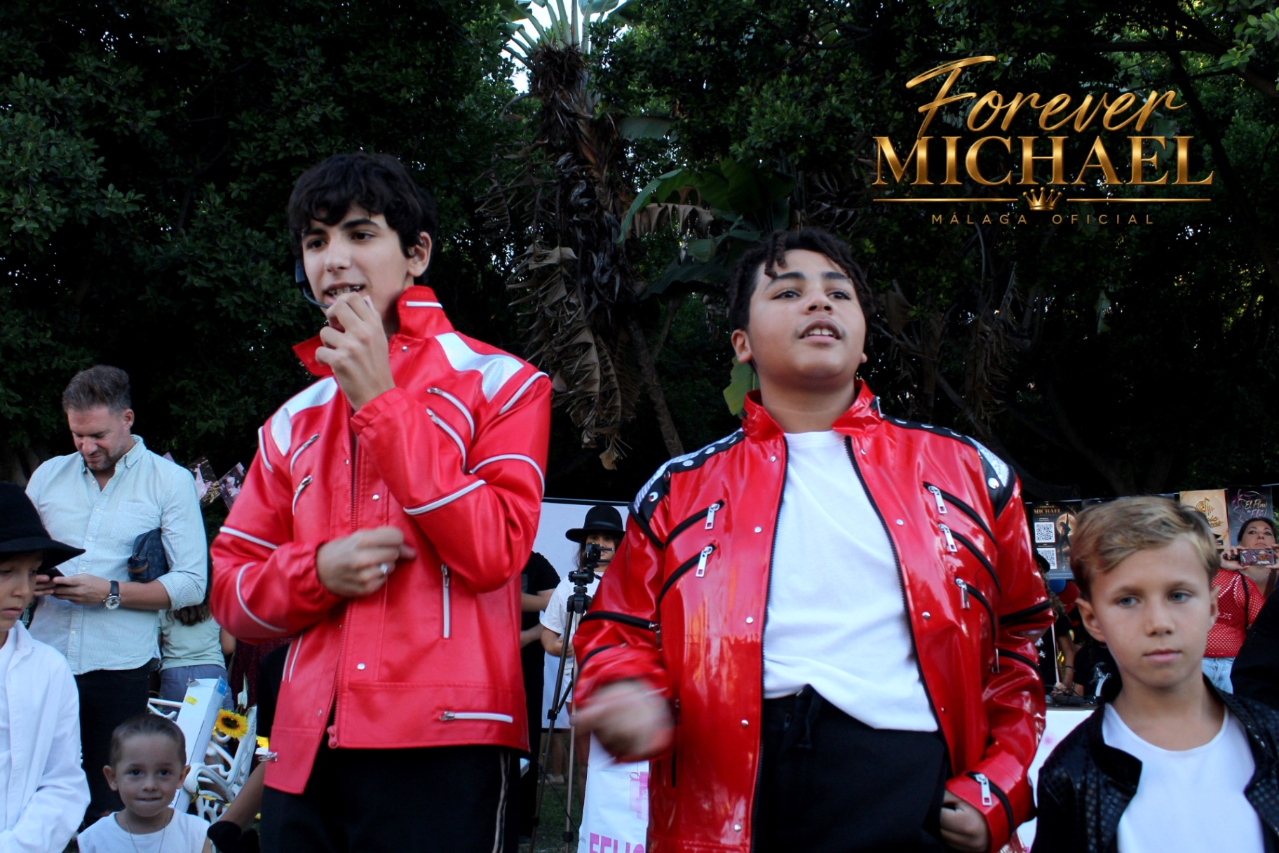 Actuacion con chaquetas rojas