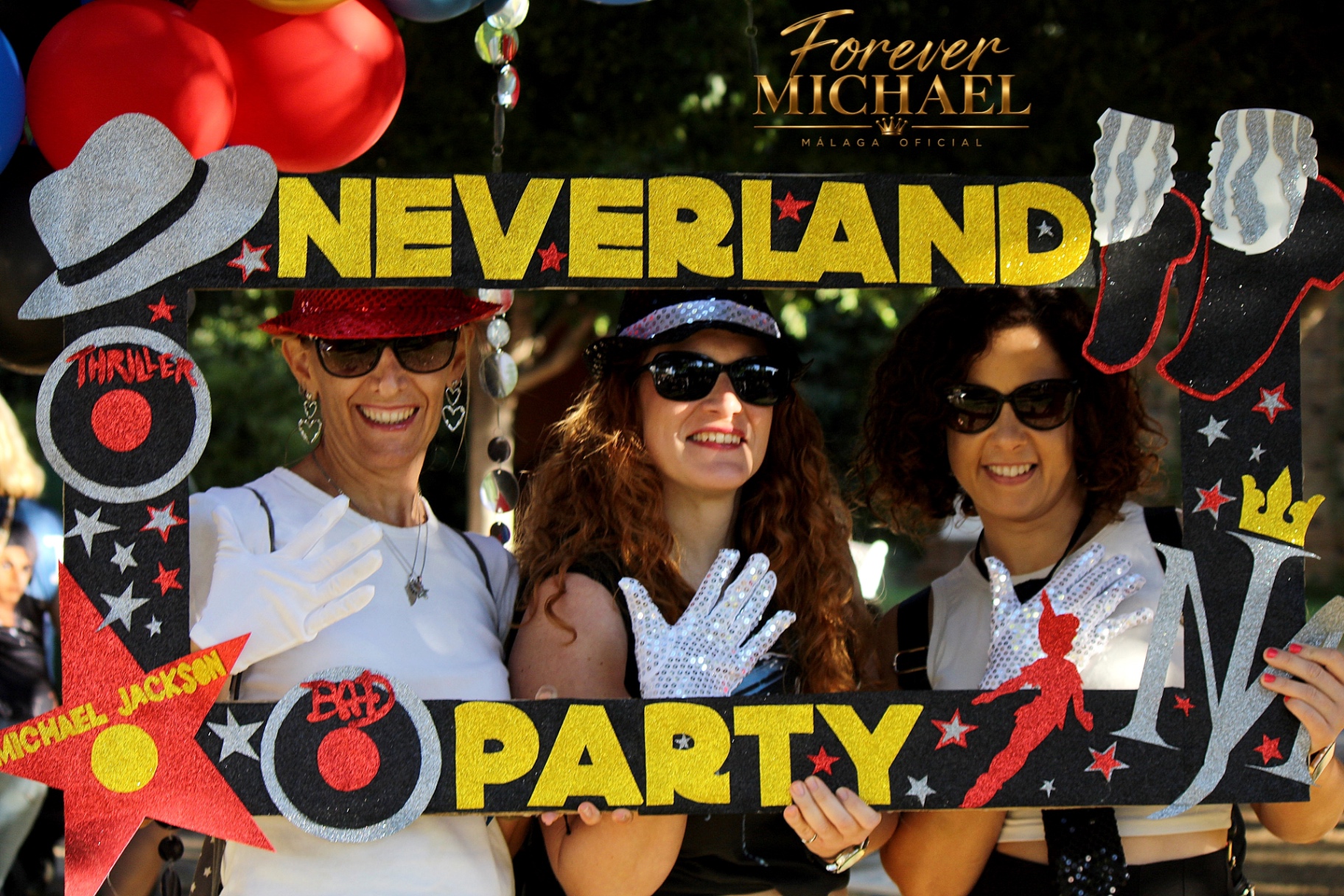 Amigas posando en el photocall de Neverland Party