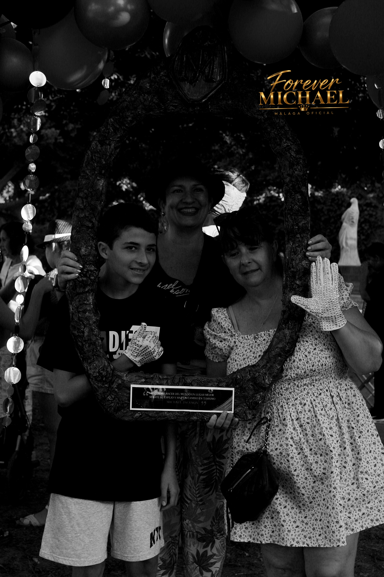 Familia posando en el marco de Neverland Party