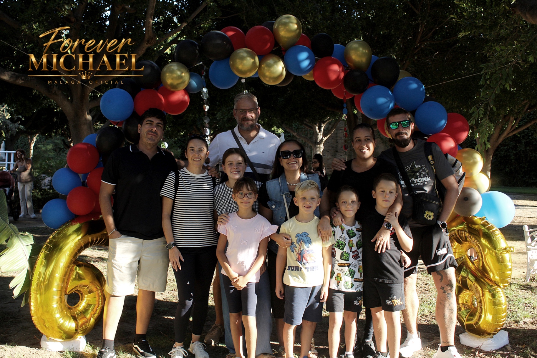 Familia bajo el arco de globos de Neverland Party
