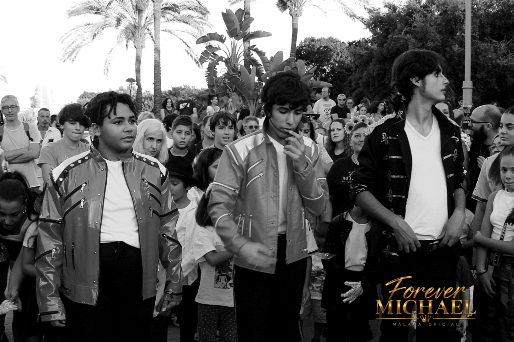 Bailarines entre el publico de Neverland Party